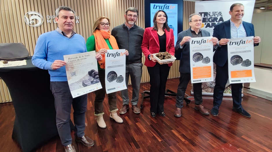 Autoridades en la presentación de Trúfate.