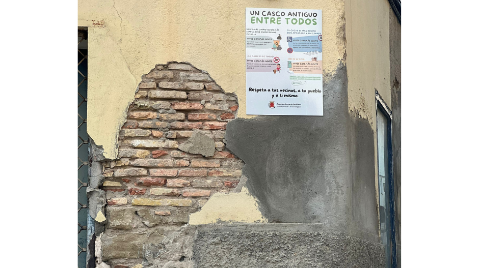 Uno de los carteles de la campaña 'Un Casco Antiguo entre todos'.