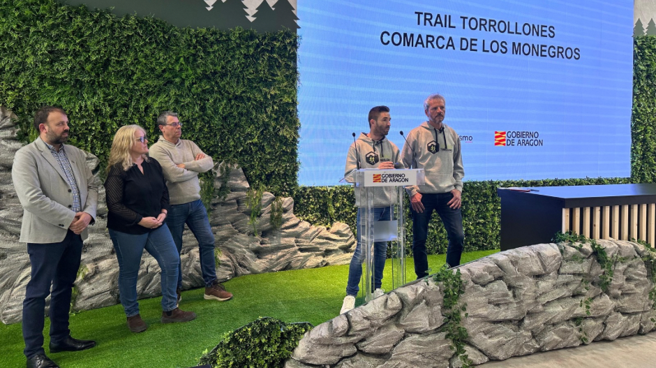 Por orden, el presidente de la Comarca, Pedro Loscertales, Conxi Malavia y Abel Lambea, concejales del Ayuntamiento de Alberuela de Tubo,  y dos de los tres promotores de la prueba, Victor Viñuales y Eduardo Pascual, durante la presentación en Fitur.