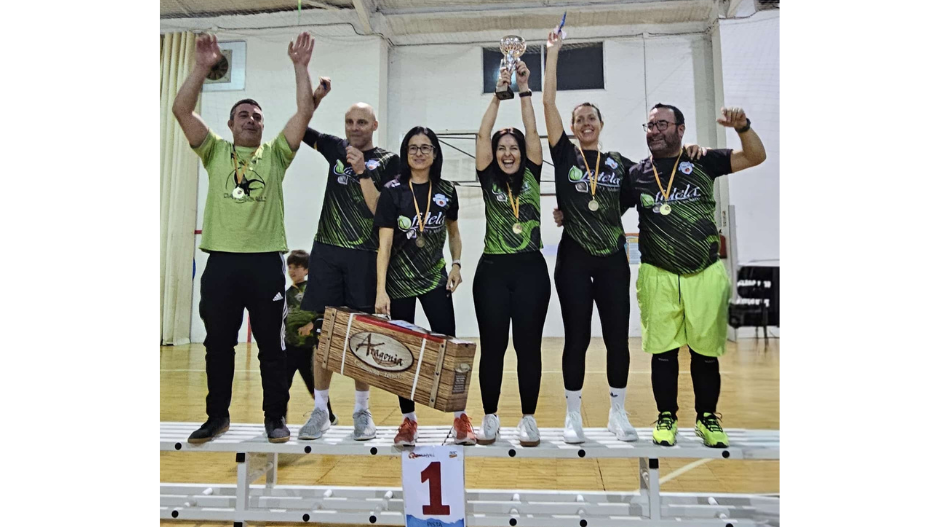 La categoría de veteranos celebrando el oro.