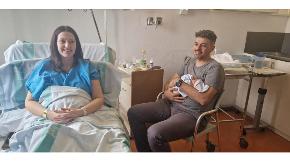 Sara Ruiz y Chema Del Prado, con su hija Roma, primera bebé aragonesa de 2025.