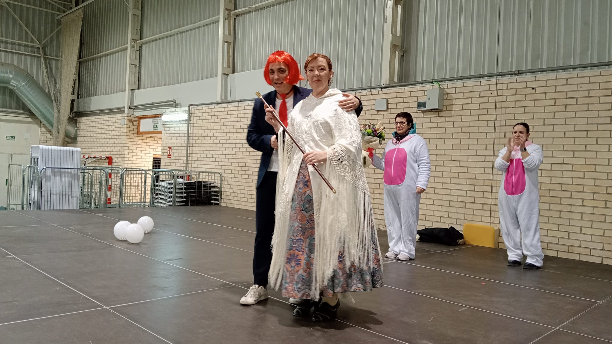 Patricia Puértolas y el alcalde de la localidad, Carlos Sampériz, en el momento de la entrega del bastón de mando.