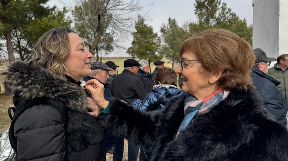 Por San Blas, los vecinos y vecinas de la localidad untan sus gargantas con aceite bendecido.