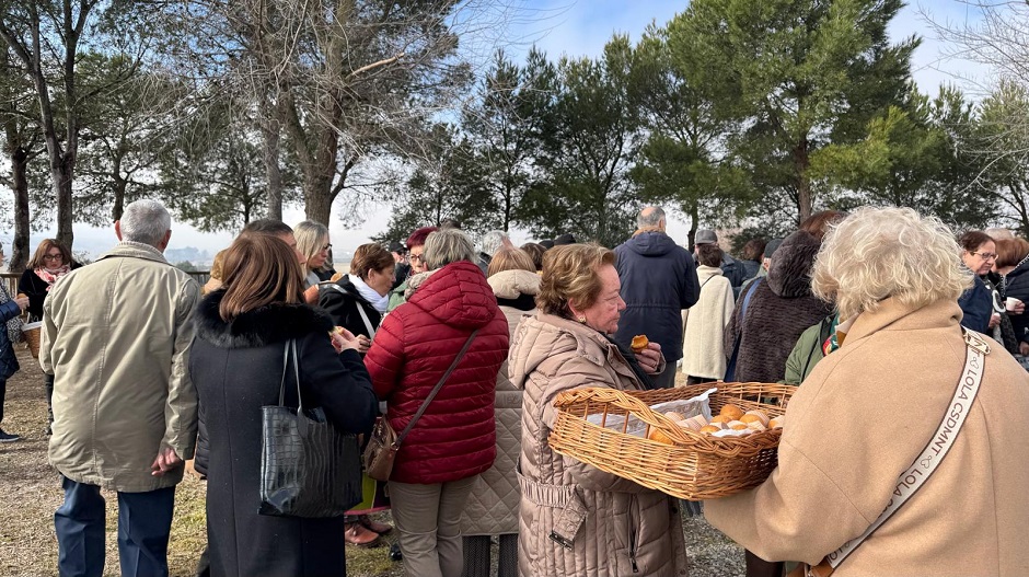 La Asociación de Mujeres ha repartido magdalenas bendecidas a los presentes.