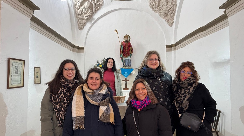 Un grupo de vecinas de la localidad, al finalizar la misa en la ermita de San Blas.